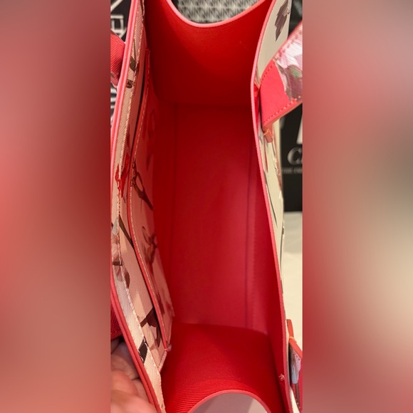 NWT TED BAKER LONDON “THE ICON” 
IRIS PRINT TOTE

SHE IS SO PRETTY!👛🌷🌸 - Picture 10 of 12